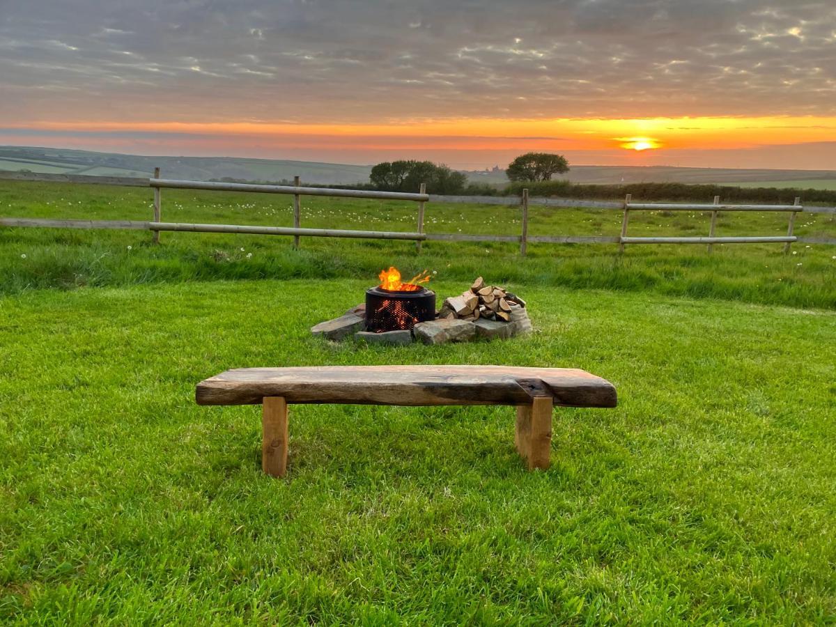 Shepherds Hut In A Private Meadow With Sea Views Hartland Exterior foto